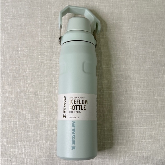 Stanley IceFlow (Fast Flow Lid) Bottle in Mint Green - Picture 4 of 6